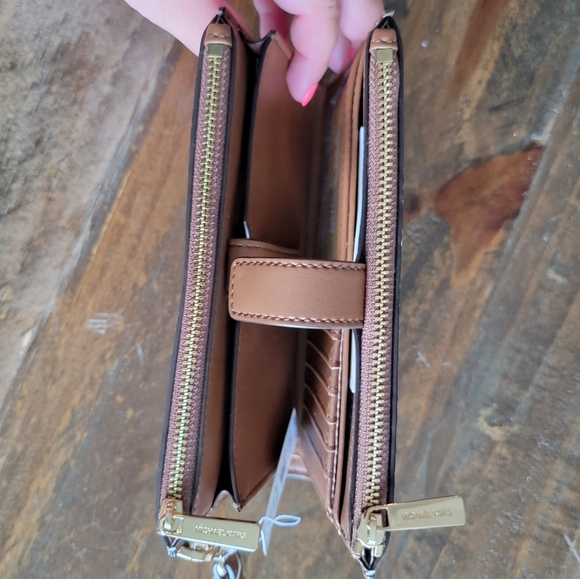 💥NEW! Michael Kors Wristlet - Picture 8 of 10